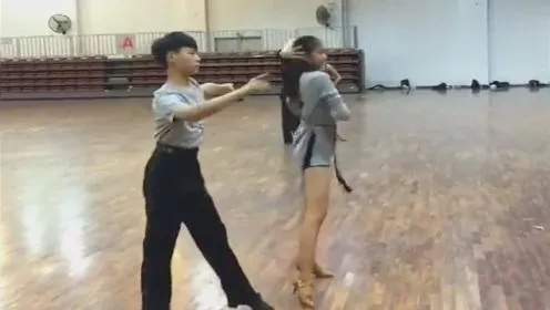 (突然发现女朋友会跳舞)女朋友很会摇怀疑她练过瑜伽舞蹈或运动 (突然发现女朋友会跳舞)女朋友很会摇怀疑她练过瑜伽舞蹈或运动