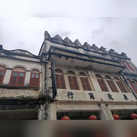 (沧海一声笑滔滔两岸潮什么意思)沧海一声笑 哈哈 滔滔:风浪起,笑看世事变幻,潮起潮落任自然