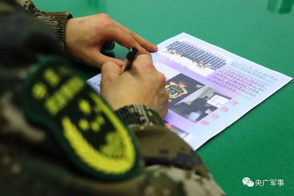 战争前线牌兵布阵中，千里传递思念：等待送达的家书里的亲情和坚定