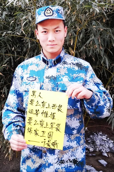 战争前线牌兵布阵中，千里传递思念：等待送达的家书里的亲情和坚定