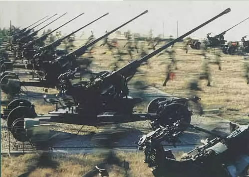 (两军对战下一句)两军对战：双方厮杀，争夺胜利的游戏