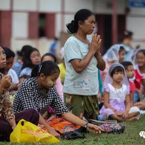 (激烈枪炮声)激烈炮弹对决：全面展开激烈碰撞的战斗场面