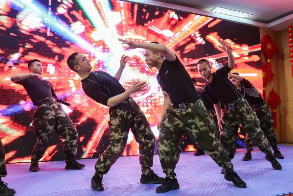 (炮炮兵音乐)炮炮兵欢乐跳舞视频：军人们的热情舞动令人陶醉