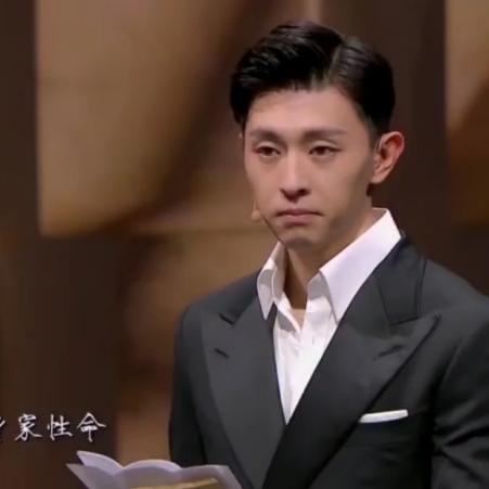 混乱的时代，奋勇当兵，捍卫信仰与家国情怀，英勇抗击敌军情况下展开殊死搏斗