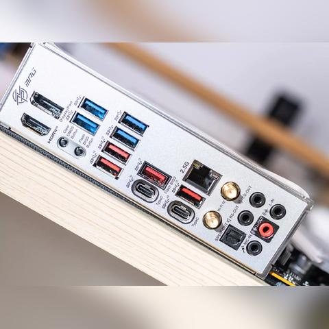 全面图解电脑主板各种接口类型，帮助你快速了解硬件连接方式及功能特点。