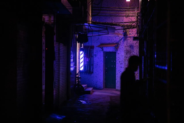 《黑暗之光:微光城市》- 光明之中的黑暗：微小城市中隐藏的秘密