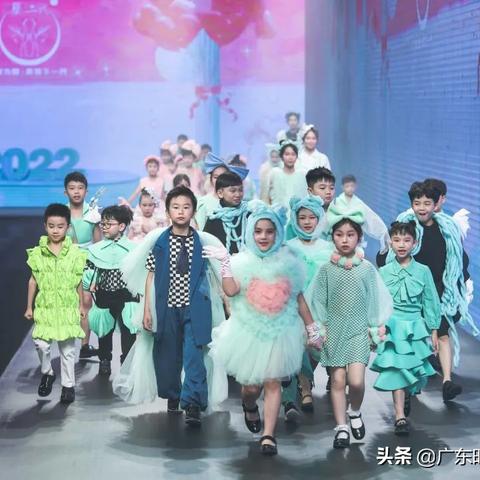 (夏日阳光沙滩文字)夏日阳光下的甜美回忆：沙滩、冰淇淋和欢笑