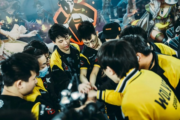 狼队电子竞技俱乐部：打造顶尖电竞战队，挑战电竞巅峰的领军者