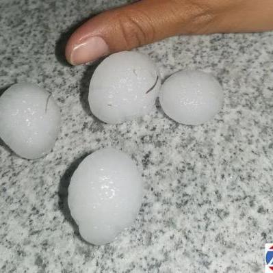 (砸烂车玻璃属什么行为)探讨砸烂汽车玻璃应负何种责任：犯罪行为还是小事一桩？