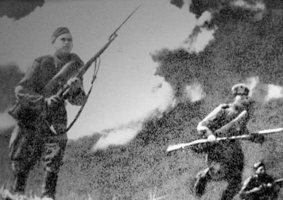 (白刃战是什么意思?)白刃战拼刺刀，生死一线间，勇者无畏敢战斗