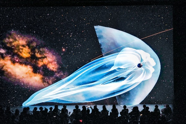 在幻彩晴空下，探寻无限可能：探索未知领域，拥抱自由幻想之美